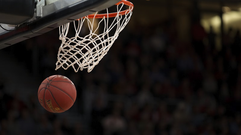 NBA季后赛湖人队与勇士队球员争抢篮球的精彩瞬间